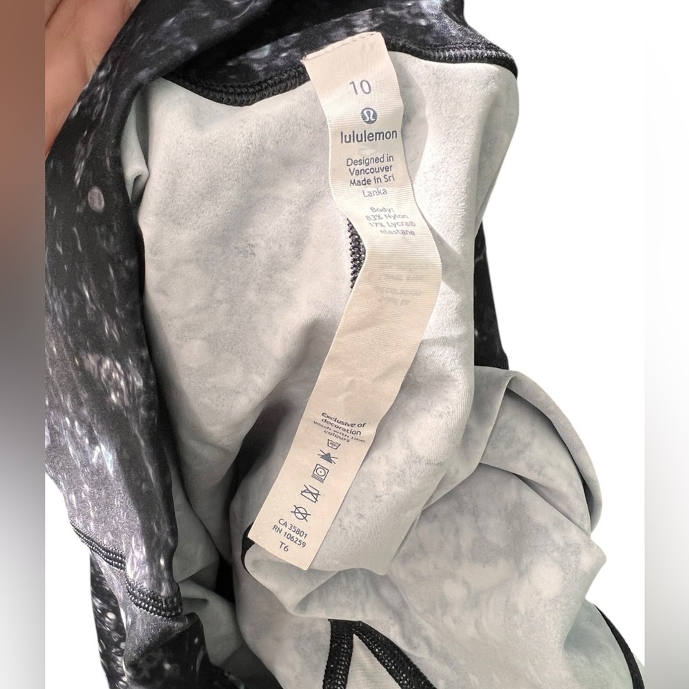 Lululemon Athletica Black and White Speckled Ombré Leggings, size 10 - Picture 13 of 14